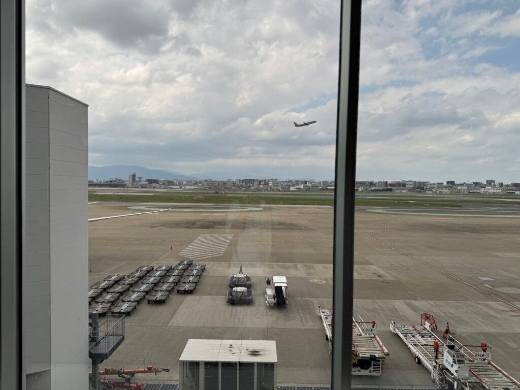 羽田空港の窓から見える滑走路