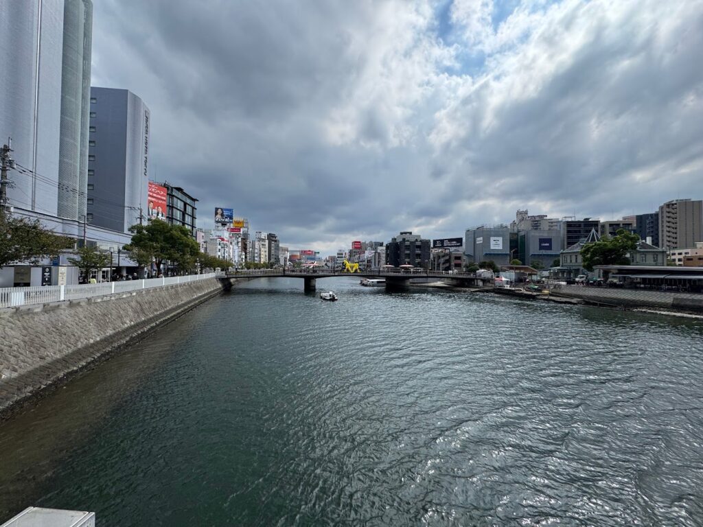 福岡の街を流れる川の風景