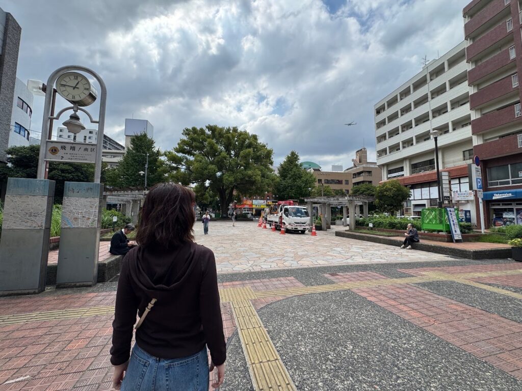大橋の街を歩く妻の後ろ姿