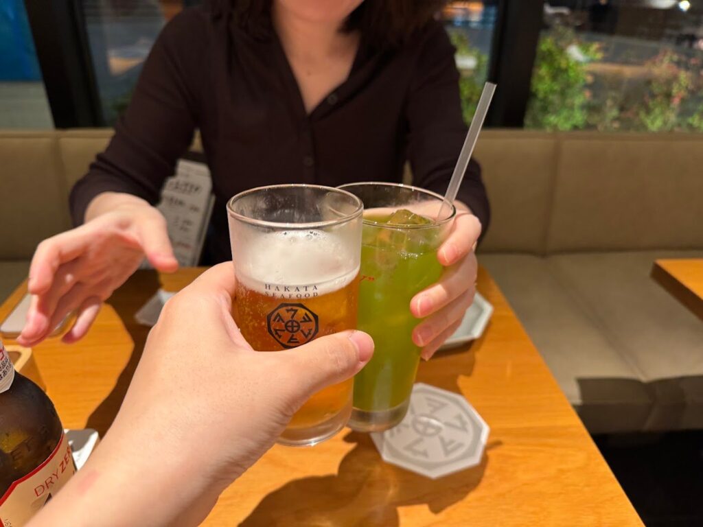 うお田でドリンクを手に乾杯する様子
