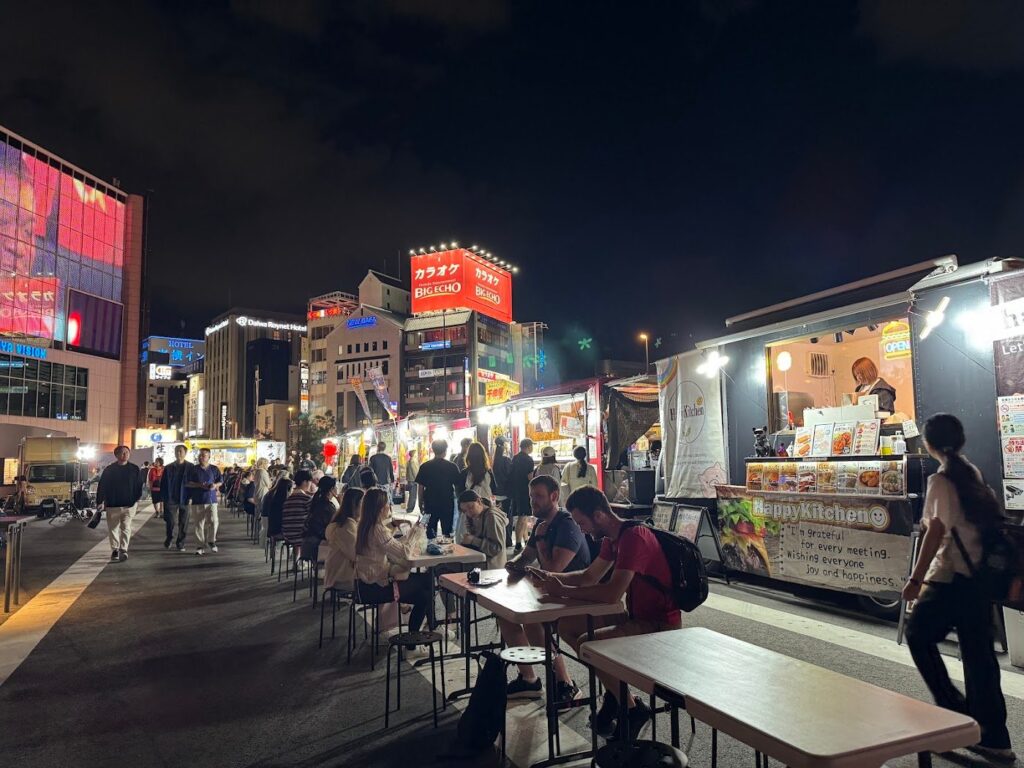 夜の通りに並ぶ屋台と客席