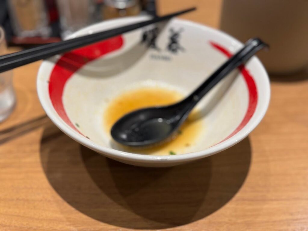 食べ終えたラーメンの器