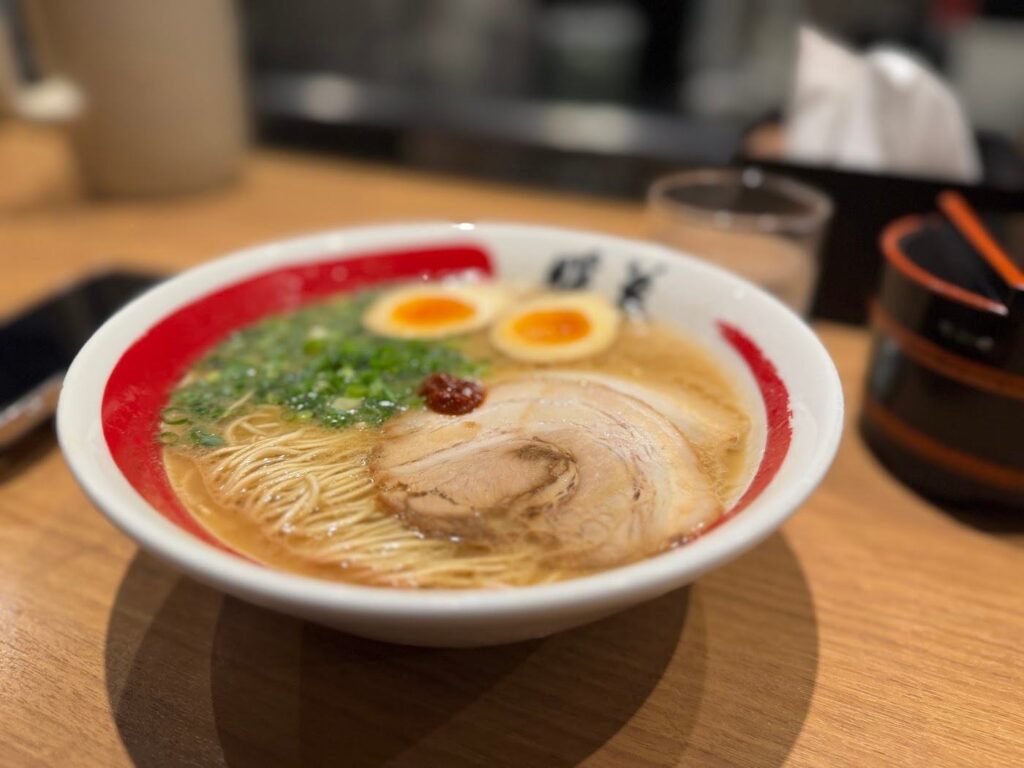 暖暮の細麺とんこつラーメン