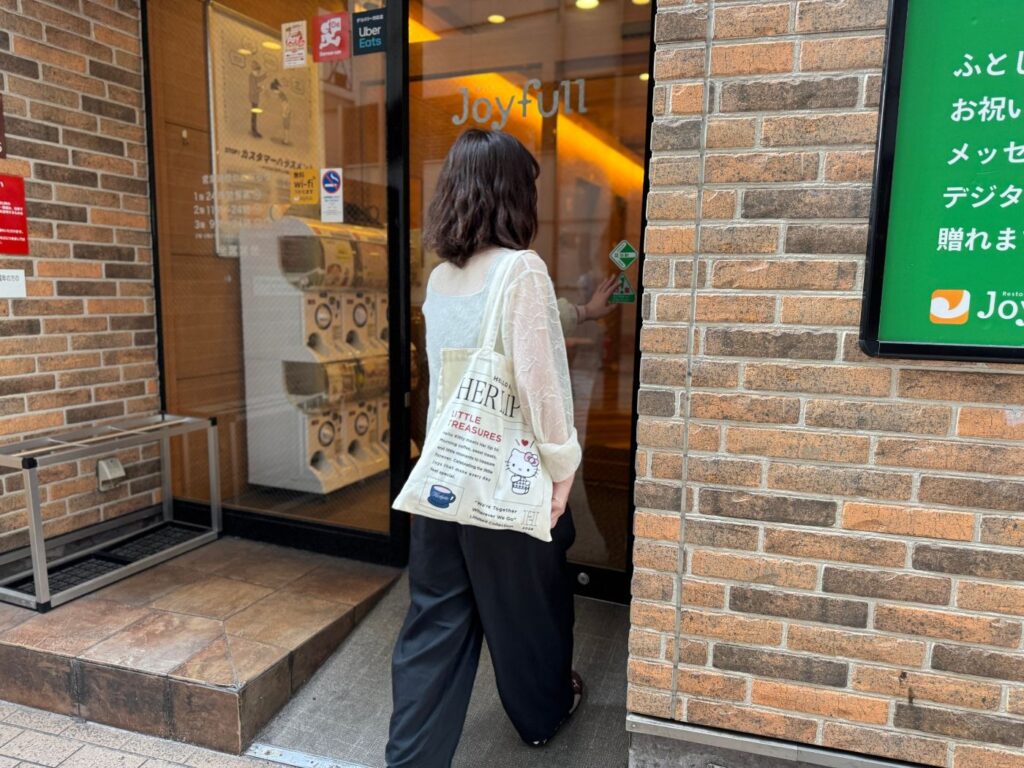 ジョイフルに入っていく妻の後ろ姿
