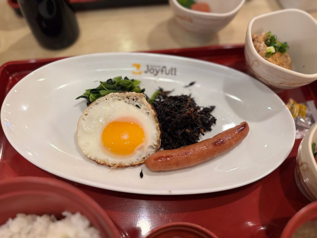 目玉焼きとウインナー、ひじき、ほうれん草のおかず