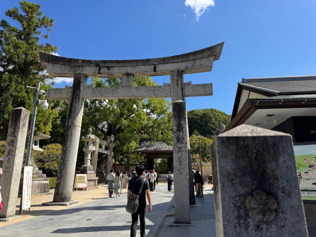 青空の下の太宰府天満宮の鳥居