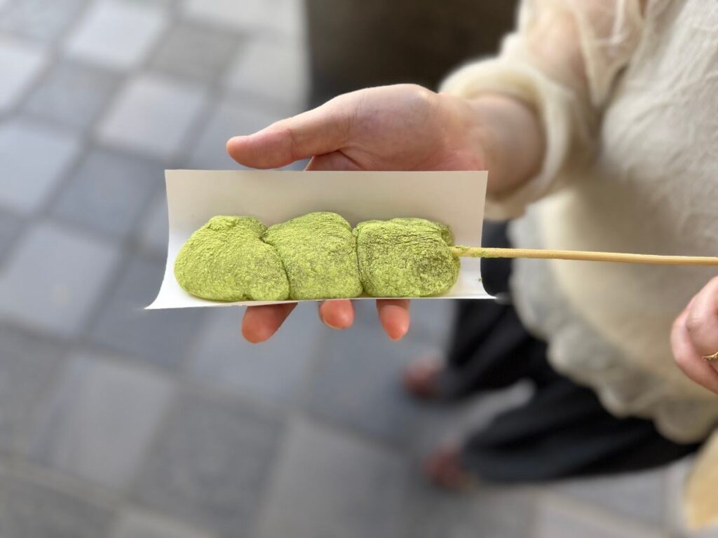 串に刺さった大きなわらび餅