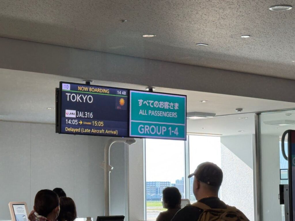 遅延の表示が出ている羽田行きの搭乗口の案内