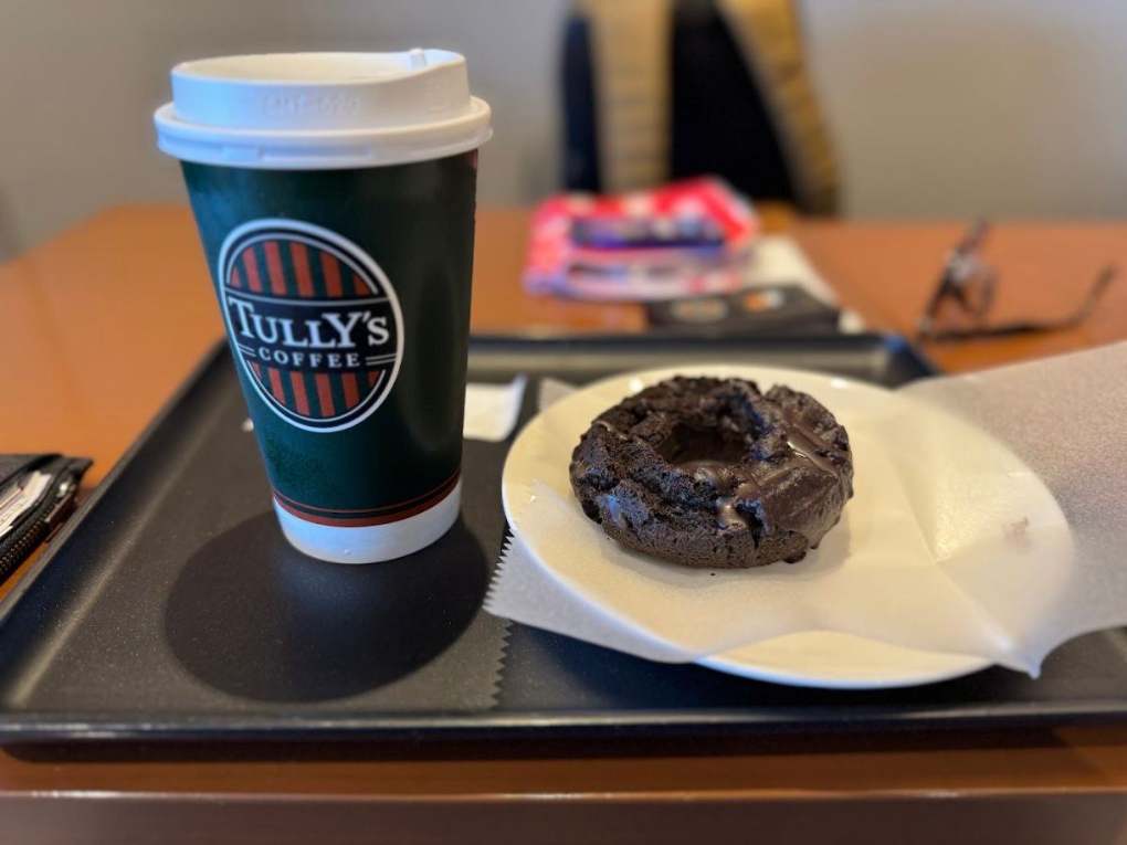 空港のカフェで頼んだコーヒーとドーナツ