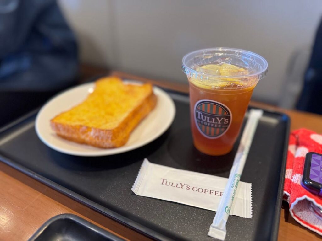 空港のカフェで頼んだトーストとアイスティー